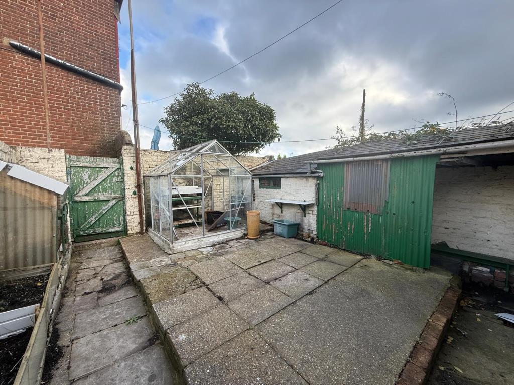 Lot: 97 - THREE/FOUR-BEDROOM TWO BATHROOM HOUSE FOR IMPROVEMENT - Patio Garden